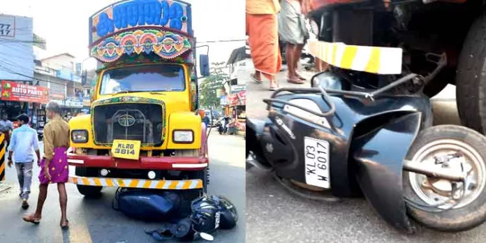 കുമ്പഴ അപകടമേഖലയായി മാറുന്നു ; ലോറി സ്കൂട്ടറില് ഇടിച്ച് യുവതിക്ക് പരിക്ക് കുമ്പഴ അപകടമേഖലയായി മാറുന്നു ; ലോറി സ്കൂട്ടറില് ഇടിച്ച് യുവതിക്ക് പരിക്ക്