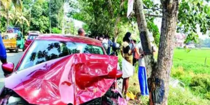 കാർ പിന്നിൽ ഇടിച്ച് മിനി ടെമ്പോ വെള്ളക്കെട്ടിൽ വീണു കാർ പിന്നിൽ ഇടിച്ച് മിനി ടെമ്പോ വെള്ളക്കെട്ടിൽ വീണു