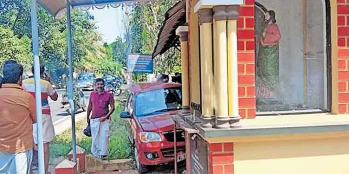 നിയന്ത്രണം നഷ്ടപ്പെട്ട കാർ കുരിശടിയിലേക്ക് ഇടിച്ച് കയറി നിയന്ത്രണം നഷ്ടപ്പെട്ട കാർ കുരിശടിയിലേക്ക് ഇടിച്ച് കയറി