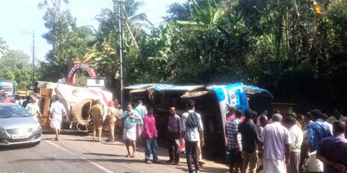 കൈപ്പട്ടൂര് അപകടം : ലോറിയുടെ മുന്വശത്തെ ടയര് പൊട്ടിയെന്ന് സംശയം, വാഹനത്തിന് അമിതവേഗവും : പരിക്കേറ്റ ഒരാളുടെ നില ഗുരുതരം കൈപ്പട്ടൂര് അപകടം : ലോറിയുടെ മുന്വശത്തെ ടയര് പൊട്ടിയെന്ന് സംശയം, വാഹനത്തിന് അമിതവേഗവും : പരിക്കേറ്റ ഒരാളുടെ നില ഗുരുതരം