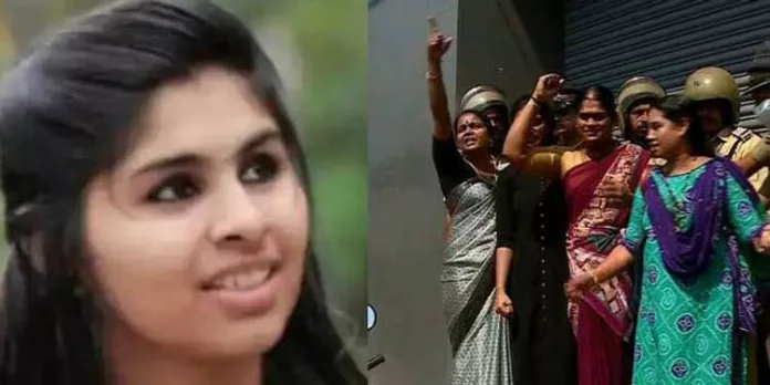 കാസർഗോഡ് പെൺകുട്ടിയുടെ മരണത്തിനിടയാക്കിയ ആഹാരം നൽകിയ അൽ റോമൻസിയ ഹോട്ടലിലേക്ക് ബിജെപിയുടെ പ്രതിഷേധം കാസർഗോഡ് പെൺകുട്ടിയുടെ മരണത്തിനിടയാക്കിയ ആഹാരം നൽകിയ അൽ റോമൻസിയ ഹോട്ടലിലേക്ക് ബിജെപിയുടെ പ്രതിഷേധം