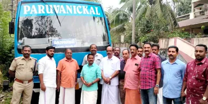 പുതമണ്ണിൽ നിന്നും കോഴഞ്ചേരിയിലേക്ക് ബസ് സർവീസ് ഫ്ലാഗ് ഓഫ് ചെയ്തു പുതമണ്ണിൽ നിന്നും കോഴഞ്ചേരിയിലേക്ക് ബസ് സർവീസ് ഫ്ലാഗ് ഓഫ് ചെയ്തു