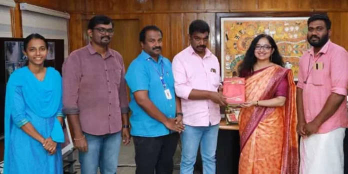 ലാൻഡ് റവന്യൂ ഡയറിയുടെ വിതരണ ഉദ്ഘാടനവും ജില്ലയിലെ പ്രകാശനവും ജില്ലാ കളക്ടർ ദിവ്യ എസ് അയ്യർ നിർവഹിച്ചു ലാൻഡ് റവന്യൂ ഡയറിയുടെ വിതരണ ഉദ്ഘാടനവും ജില്ലയിലെ പ്രകാശനവും ജില്ലാ കളക്ടർ ദിവ്യ എസ് അയ്യർ നിർവഹിച്ചു