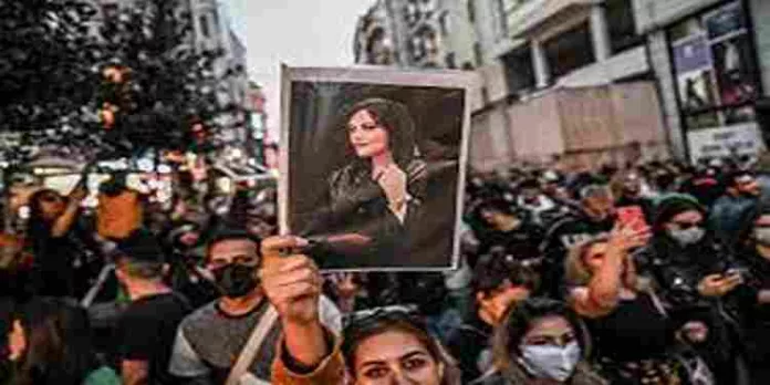 ഹിജാബ് വിരുദ്ധ പ്രക്ഷോഭം; മൂന്ന് പേർക്ക് കൂടി വധശിക്ഷ വിധിച്ച് ഇറാൻ ഹിജാബ് വിരുദ്ധ പ്രക്ഷോഭം; മൂന്ന് പേർക്ക് കൂടി വധശിക്ഷ വിധിച്ച് ഇറാൻ