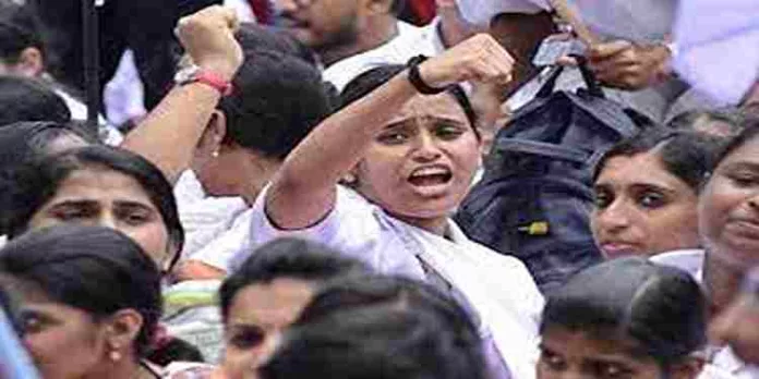 പിരിച്ചുവിടൽ ; സമരം ശക്തമാക്കാനൊരുങ്ങി മലയാളി നഴ്സുമാർ പിരിച്ചുവിടൽ ; സമരം ശക്തമാക്കാനൊരുങ്ങി മലയാളി നഴ്സുമാർ
