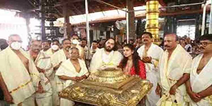 മുകേഷ് അംബാനിയുടെ മകൻ ആനന്ദും പ്രതിശ്രുത വധു രാധികയും ഗുരുവായൂർ ക്ഷേത്ര ദർശനം നടത്തി മുകേഷ് അംബാനിയുടെ മകൻ ആനന്ദും പ്രതിശ്രുത വധു രാധികയും ഗുരുവായൂർ ക്ഷേത്ര ദർശനം നടത്തി
