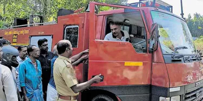 മദ്യപിച്ച് ഫയർ എഞ്ചിൻ ഓടിച്ച ഡ്രൈവറെ നാട്ടുകാര് തടഞ്ഞ് വെച്ച് പോലീസിന് കൈമാറി മദ്യപിച്ച് ഫയർ എഞ്ചിൻ ഓടിച്ച ഡ്രൈവറെ നാട്ടുകാര് തടഞ്ഞ് വെച്ച് പോലീസിന് കൈമാറി