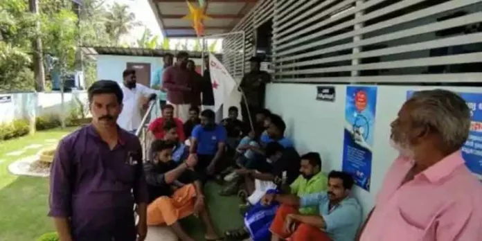 കുടുംബാരോഗ്യ കേന്ദ്രത്തിലെ ഡോക്ടർമാർ കൂട്ട അവധിയിൽ ; പ്രതിഷേധിച്ച് ഡി വൈ എഫ് ഐ പ്രവർത്തകർ കുടുംബാരോഗ്യ കേന്ദ്രത്തിലെ ഡോക്ടർമാർ കൂട്ട അവധിയിൽ ; പ്രതിഷേധിച്ച് ഡി വൈ എഫ് ഐ പ്രവർത്തകർ