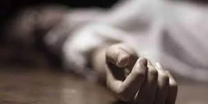 കോന്നി പുളിമുക്കില് വീട്ടമ്മയെ തൂങ്ങിമരിച്ച നിലയില് കണ്ടെത്തി ; സംഭവം ഇന്ന് 6 മണിയോടെ കോന്നി പുളിമുക്കില് വീട്ടമ്മയെ തൂങ്ങിമരിച്ച നിലയില് കണ്ടെത്തി ; സംഭവം ഇന്ന് 6 മണിയോടെ