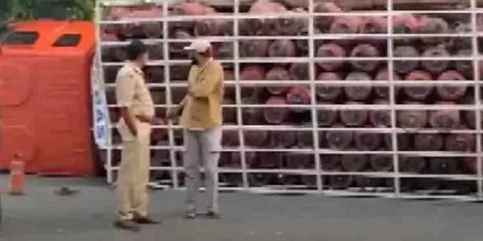 ഗ്യാസ് സിലിണ്ടറുകൾ കയറ്റിവന്ന ലോറി നിയന്ത്രണം വിട്ട് മറിഞ്ഞു ഗ്യാസ് സിലിണ്ടറുകൾ കയറ്റിവന്ന ലോറി നിയന്ത്രണം വിട്ട് മറിഞ്ഞു