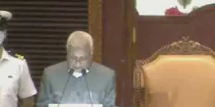 ഗവര്ണര് ആരിഫ് മുഹമ്മദ് ഖാന് നയപ്രഖ്യാപന പ്രസംഗം നടത്തുന്നു ;പതിനഞ്ചാം നിയമസഭയുടെ എട്ടാം സമ്മേളനത്തിന് തുടക്കം ഗവര്ണര് ആരിഫ് മുഹമ്മദ് ഖാന് നയപ്രഖ്യാപന പ്രസംഗം നടത്തുന്നു ;പതിനഞ്ചാം നിയമസഭയുടെ എട്ടാം സമ്മേളനത്തിന് തുടക്കം