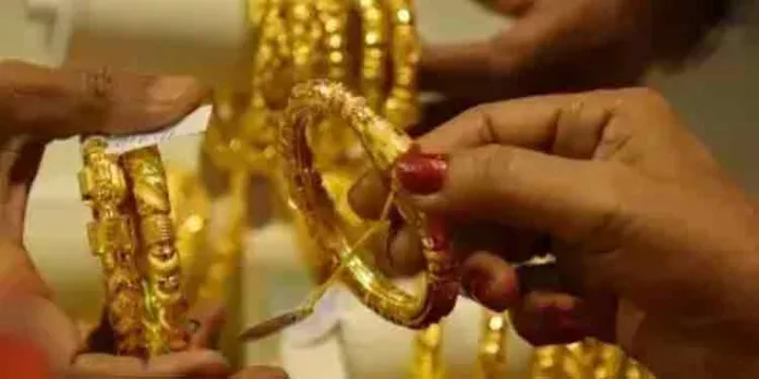 സ്വര്ണ്ണം വാങ്ങാന് ശുഭമുഹൂര്ത്തമെത്തി ; സംസ്ഥാനത്ത് സ്വര്ണ്ണ വിലയില് ഇടിവ് സ്വര്ണ്ണം വാങ്ങാന് ശുഭമുഹൂര്ത്തമെത്തി ; സംസ്ഥാനത്ത് സ്വര്ണ്ണ വിലയില് ഇടിവ്