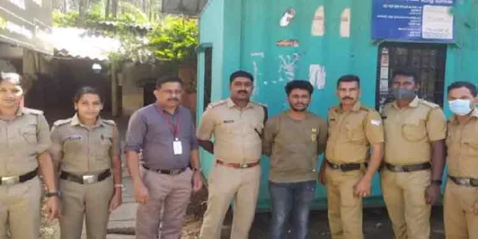 മുത്തങ്ങ എക്സൈസ് ചെക്ക് പോസ്റ്റിൽ സ്വർണം പിടികൂടി മുത്തങ്ങ എക്സൈസ് ചെക്ക് പോസ്റ്റിൽ സ്വർണം പിടികൂടി