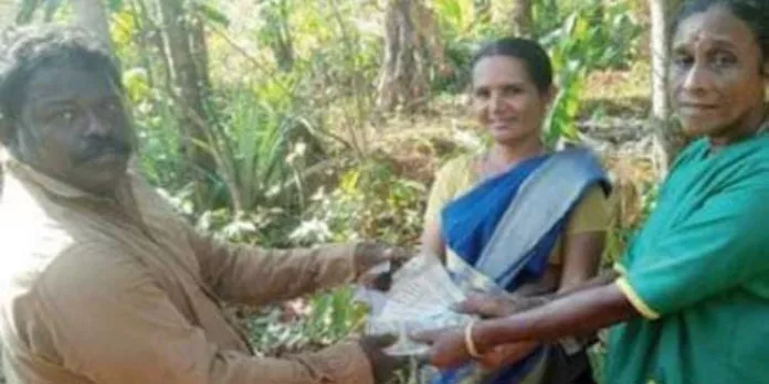 പ്ലാസ്റ്റിക്ക് മാലിന്യത്തിൽ നിന്ന് അരലക്ഷം രൂപ കളഞ്ഞ് കിട്ടി ; ഉടമസ്ഥന് തിരികെ നല്കി ഹരിതകര്മ സേനാംഗങ്ങള് പ്ലാസ്റ്റിക്ക് മാലിന്യത്തിൽ നിന്ന് അരലക്ഷം രൂപ കളഞ്ഞ് കിട്ടി ; ഉടമസ്ഥന് തിരികെ നല്കി ഹരിതകര്മ സേനാംഗങ്ങള്