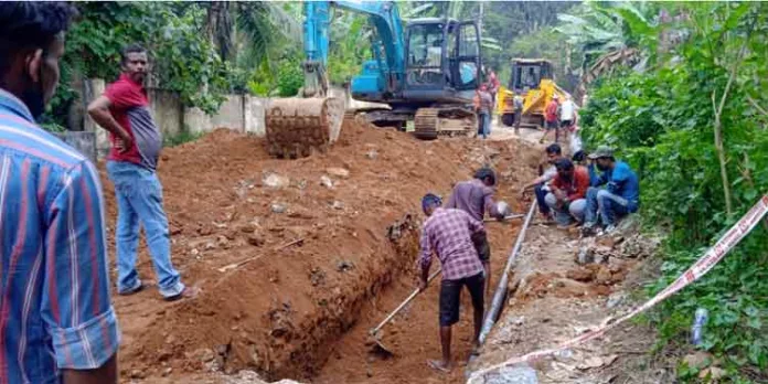 പുതമൺ പാലം ബലക്ഷയമായതോടെ വഴിതിരിച്ചു വിട്ട റോഡില് ഗതാഗത തടസ്സം പുതമൺ പാലം ബലക്ഷയമായതോടെ വഴിതിരിച്ചു വിട്ട റോഡില് ഗതാഗത തടസ്സം