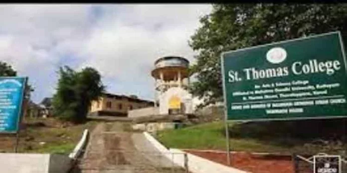 കോന്നി താവളപ്പാറ സെന്റ് തോമസ് കോളേജിൽ എസ്.എഫ്.ഐ വിദ്യാർഥി സംഘര്ഷം കോന്നി താവളപ്പാറ സെന്റ് തോമസ് കോളേജിൽ എസ്.എഫ്.ഐ വിദ്യാർഥി സംഘര്ഷം