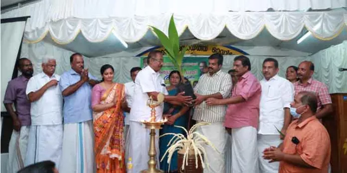 വള്ളിക്കോട് പഞ്ചായത്തിൽ കേര ഗ്രാമം പദ്ധതി ഉദ്ഘാടനം അഡ്വ.കെ.യു ജനീഷ് കുമാർ എംഎൽഎ നിർവഹിച്ചു വള്ളിക്കോട് പഞ്ചായത്തിൽ കേര ഗ്രാമം പദ്ധതി ഉദ്ഘാടനം അഡ്വ.കെ.യു ജനീഷ് കുമാർ എംഎൽഎ നിർവഹിച്ചു