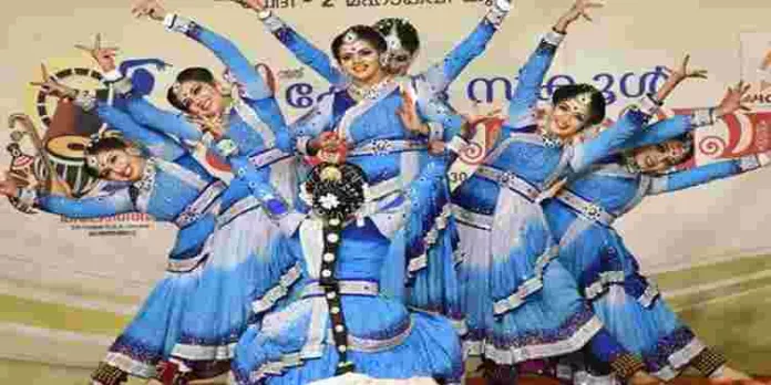 സംസ്ഥാന സ്കൂൾ കലോത്സവ സ്വാഗത ഗാന വിവാദം: 11 പേർക്കെതിരെ നടക്കാവ് പോലീസ് കേസെടുത്തു സംസ്ഥാന സ്കൂൾ കലോത്സവ സ്വാഗത ഗാന വിവാദം: 11 പേർക്കെതിരെ നടക്കാവ് പോലീസ് കേസെടുത്തു