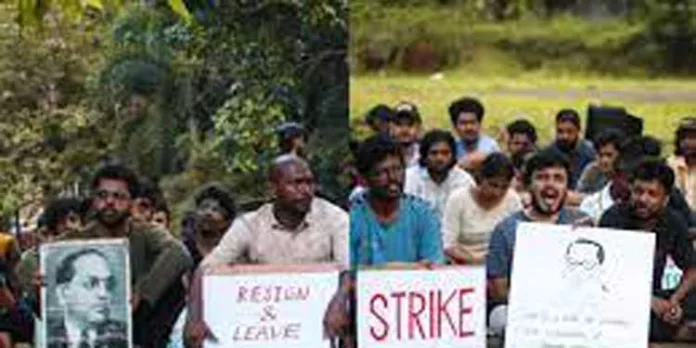 കെ.ആർ നാരായണൻ ഫിലിം ഇൻസ്റ്റിറ്റ്യൂട്ടിലെ സമരം അവസാനിപ്പിക്കില്ലെന്ന് വിദ്യാർഥികൾ കെ.ആർ നാരായണൻ ഫിലിം ഇൻസ്റ്റിറ്റ്യൂട്ടിലെ സമരം അവസാനിപ്പിക്കില്ലെന്ന് വിദ്യാർഥികൾ