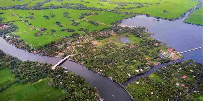 പ്രളയ ശേഷം കുട്ടനാട്ടിലെയും കൊല്ലത്തെയും തുരുത്തുകൾ താഴുന്നുവെന്ന് റിപ്പോർട്ട് പ്രളയ ശേഷം കുട്ടനാട്ടിലെയും കൊല്ലത്തെയും തുരുത്തുകൾ താഴുന്നുവെന്ന് റിപ്പോർട്ട്