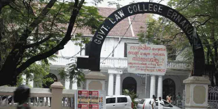 എറണാകുളം ലോ കോളേജിൽ ബി.ബി.സി ഡോക്യുമെന്ററി പ്രദർശിപ്പിക്കാനിരിക്കെ വൈദ്യുതി ബന്ധം വിച്ഛേദിച്ചു എറണാകുളം ലോ കോളേജിൽ ബി.ബി.സി ഡോക്യുമെന്ററി പ്രദർശിപ്പിക്കാനിരിക്കെ വൈദ്യുതി ബന്ധം വിച്ഛേദിച്ചു