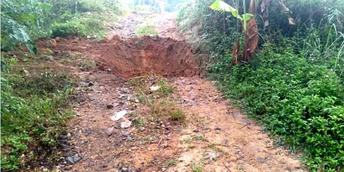തുലാപ്പള്ളിയിൽ സാമൂഹ്യ വിരുദ്ധർ മണ്ണുമാന്തി ഉപയോഗിച്ച് റോഡ് നശിപ്പിച്ചു ; പ്രതിഷേധവുമായി നാട്ടുകാര് തുലാപ്പള്ളിയിൽ സാമൂഹ്യ വിരുദ്ധർ മണ്ണുമാന്തി ഉപയോഗിച്ച് റോഡ് നശിപ്പിച്ചു ; പ്രതിഷേധവുമായി നാട്ടുകാര്