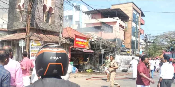 പത്തനംതിട്ടയില് കത്തിനശിച്ച കടകള് പുനര്നിര്മ്മിച്ചു നല്കും ; വ്യാപാരി വ്യവസായി ഏകോപന സമിതി പത്തനംതിട്ടയില് കത്തിനശിച്ച കടകള് പുനര്നിര്മ്മിച്ചു നല്കും ; വ്യാപാരി വ്യവസായി ഏകോപന സമിതി