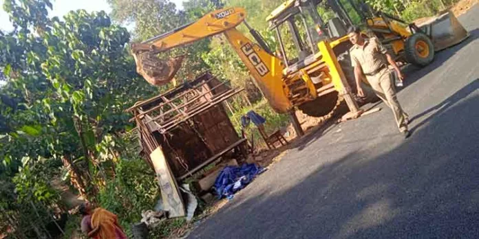 പാവപ്പെട്ടവന്റെ അടുക്കല് നിയമം വടിപോലെ … രോഗിയായ വീട്ടമ്മയുടെ മാടക്കട മണ്ണുമാന്തി യന്ത്രം ഉപയോഗിച്ച് പൊളിച്ചടുക്കി പാവപ്പെട്ടവന്റെ അടുക്കല് നിയമം വടിപോലെ … രോഗിയായ വീട്ടമ്മയുടെ മാടക്കട മണ്ണുമാന്തി യന്ത്രം ഉപയോഗിച്ച് പൊളിച്ചടുക്കി