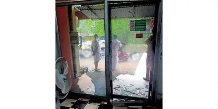ഫ്ലക്സ് പ്രിന്റിങ് സ്ഥാപനത്തിന്റെ മുമ്പിലെ ചില്ല് വാതിലുകള് കാട്ടുപന്നി തകര്ത്തു ഫ്ലക്സ് പ്രിന്റിങ് സ്ഥാപനത്തിന്റെ മുമ്പിലെ ചില്ല് വാതിലുകള് കാട്ടുപന്നി തകര്ത്തു