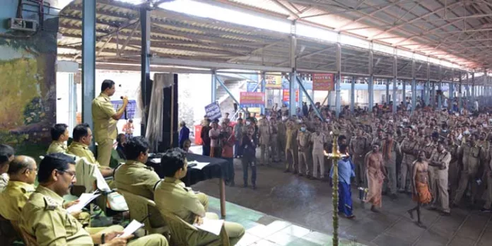 മകരവിളക്ക് നിയന്ത്രണത്തിന് പോലീസിന്റെ പുതിയ സംഘം ; ചുമതലയേറ്റത് 2958 പേര് മകരവിളക്ക് നിയന്ത്രണത്തിന് പോലീസിന്റെ പുതിയ സംഘം ; ചുമതലയേറ്റത് 2958 പേര്