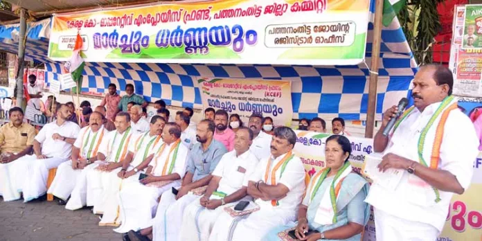 കേരളം കണ്ട ഏറ്റവും വലിയ ജനദ്രോഹ മുഖ്യമന്ത്രിയാണ് പിണറായി വിജയനെന്ന് ഡി.സി.സി പ്രസിഡന്റ് പ്രൊഫ. സതീഷ് കൊച്ചുപറമ്പില് കേരളം കണ്ട ഏറ്റവും വലിയ ജനദ്രോഹ മുഖ്യമന്ത്രിയാണ് പിണറായി വിജയനെന്ന് ഡി.സി.സി പ്രസിഡന്റ് പ്രൊഫ. സതീഷ് കൊച്ചുപറമ്പില്