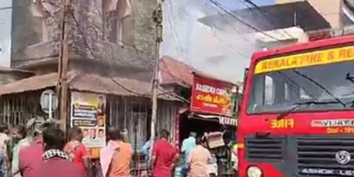 പത്തനംതിട്ടയെ നടുക്കി വന് തീപിടുത്തം പത്തനംതിട്ടയെ നടുക്കി വന് തീപിടുത്തം