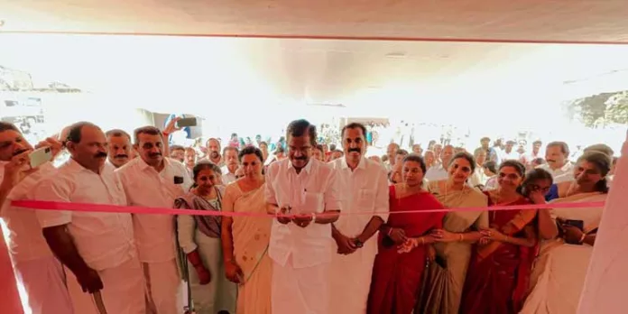 എം.പി എത്തും മുമ്പ് യോഗ ഹാൾ താഴിട്ടു പൂട്ടി – സെക്രട്ടറിക്കെതിരെ ഗുരുതര ആരോപണവുമായി എൽഡിഎഫ് എം.പി എത്തും മുമ്പ് യോഗ ഹാൾ താഴിട്ടു പൂട്ടി – സെക്രട്ടറിക്കെതിരെ ഗുരുതര ആരോപണവുമായി എൽഡിഎഫ്