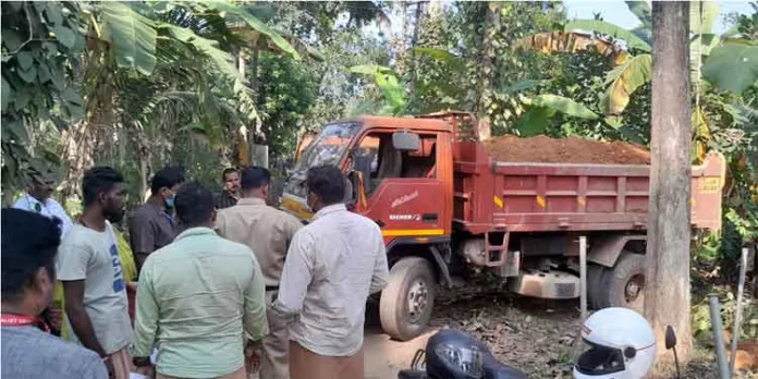 വ്യാജ രേഖകളുടെ മറവില് വകയാറിൽ വന് ഭൂമി നികത്തൽ ; ടിപ്പറുകൾ പിടിച്ചെടുത്തു – പത്തനംതിട്ടയിലും മൈലപ്രായിലും സമാന സംഭവങ്ങള് വ്യാജ രേഖകളുടെ മറവില് വകയാറിൽ വന് ഭൂമി നികത്തൽ ; ടിപ്പറുകൾ പിടിച്ചെടുത്തു – പത്തനംതിട്ടയിലും മൈലപ്രായിലും സമാന സംഭവങ്ങള്