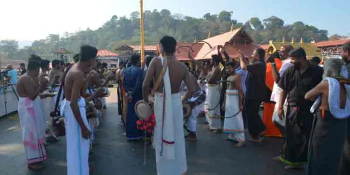 ശബരിമല സന്നിധാനം പഞ്ചവാദ്യത്തിലൂടെ ഭക്തിനിര്ഭരമാക്കി വൈക്കം ക്ഷേത്രകലാപീഠം വിദ്യാര്ഥികള് ശബരിമല സന്നിധാനം പഞ്ചവാദ്യത്തിലൂടെ ഭക്തിനിര്ഭരമാക്കി വൈക്കം ക്ഷേത്രകലാപീഠം വിദ്യാര്ഥികള്