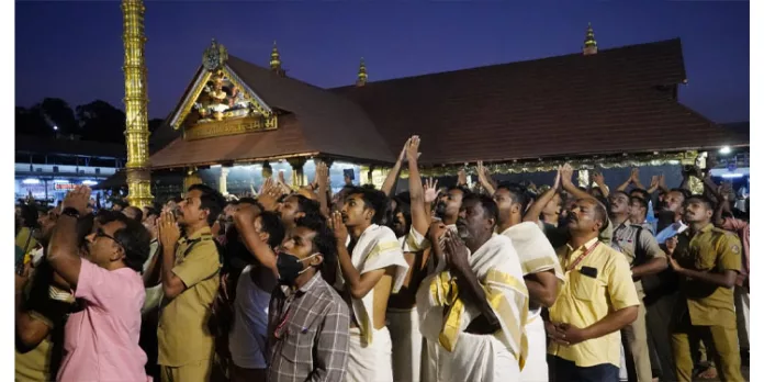 ഭക്തജന ലക്ഷങ്ങള്ക്ക് സായൂജ്യമേകി മകരവിളക്ക് തെളിഞ്ഞു ഭക്തജന ലക്ഷങ്ങള്ക്ക് സായൂജ്യമേകി മകരവിളക്ക് തെളിഞ്ഞു