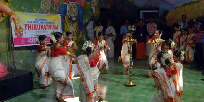 അയ്യപ്പ സന്നിധിയില് ചുവടുവെച്ച് കുട്ടി മാളികപ്പുറങ്ങള് അയ്യപ്പ സന്നിധിയില് ചുവടുവെച്ച് കുട്ടി മാളികപ്പുറങ്ങള്