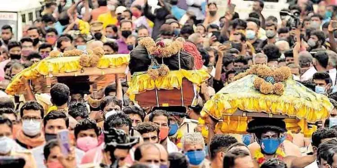 തിരുവാഭരണ ഘോഷയാത്ര പന്തളത്ത് മടങ്ങിയെത്തി തിരുവാഭരണ ഘോഷയാത്ര പന്തളത്ത് മടങ്ങിയെത്തി