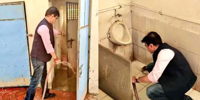 സര്ക്കാര് സ്കൂള് ശുചിമുറി വൃത്തിഹീനം ; മിന്നല് സന്ദര്ശനത്തിനിടെ ശുചിമുറി വൃത്തിയാക്കി മന്ത്രി സര്ക്കാര് സ്കൂള് ശുചിമുറി വൃത്തിഹീനം ; മിന്നല് സന്ദര്ശനത്തിനിടെ ശുചിമുറി വൃത്തിയാക്കി മന്ത്രി