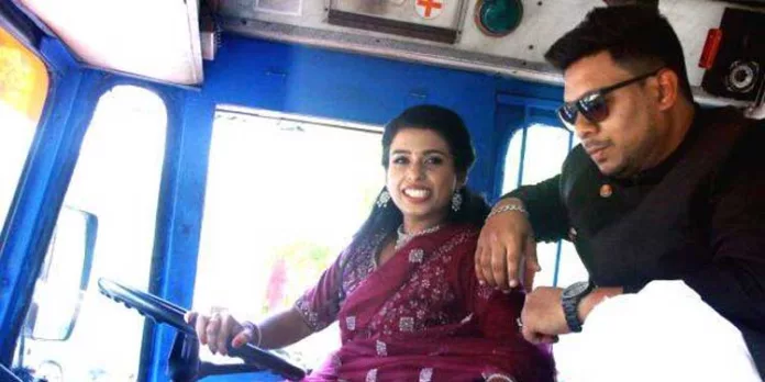 മനസമ്മതത്തിന് ശേഷം ടാങ്കർ ലോറി ഓടിച്ചെത്തി വധു മനസമ്മതത്തിന് ശേഷം ടാങ്കർ ലോറി ഓടിച്ചെത്തി വധു