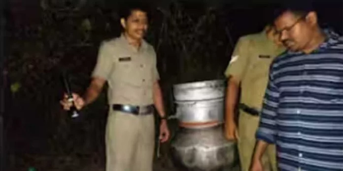 ചാരായ വാറ്റ് കേന്ദ്രം കണ്ടെത്തി നശിപ്പിച്ചു ചാരായ വാറ്റ് കേന്ദ്രം കണ്ടെത്തി നശിപ്പിച്ചു