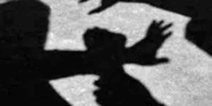 ഇരട്ടപ്പേര് വിളിച്ചതിന് അയൽവാസിയെയും ഭാര്യയെയും ആക്രമിച്ച് യുവാവ് ഇരട്ടപ്പേര് വിളിച്ചതിന് അയൽവാസിയെയും ഭാര്യയെയും ആക്രമിച്ച് യുവാവ്