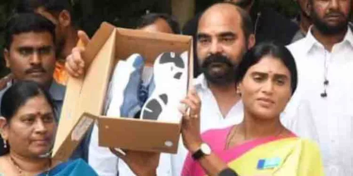 തെലങ്കാന മുഖ്യമന്ത്രി കെസിആറിന് ഷൂ ബോക്സ് സമ്മാനിച്ച് വൈഎസ് ശര്മിള, പദയാത്രയില് പങ്കെടുക്കാന് ധൈര്യം കാണിക്കണമെന്നും വെല്ലുവിളി തെലങ്കാന മുഖ്യമന്ത്രി കെസിആറിന് ഷൂ ബോക്സ് സമ്മാനിച്ച് വൈഎസ് ശര്മിള, പദയാത്രയില് പങ്കെടുക്കാന് ധൈര്യം കാണിക്കണമെന്നും വെല്ലുവിളി
