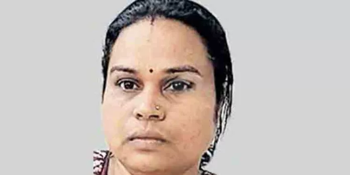 ഭർത്താവിന്റെ സഹായത്തോടെ മധ്യവയസ്കനിൽ നിന്ന് പണം തട്ടിയെടുത്ത ശേഷം കാമുകനൊപ്പം ഒളിച്ചോടി ഭർത്താവിന്റെ സഹായത്തോടെ മധ്യവയസ്കനിൽ നിന്ന് പണം തട്ടിയെടുത്ത ശേഷം കാമുകനൊപ്പം ഒളിച്ചോടി
