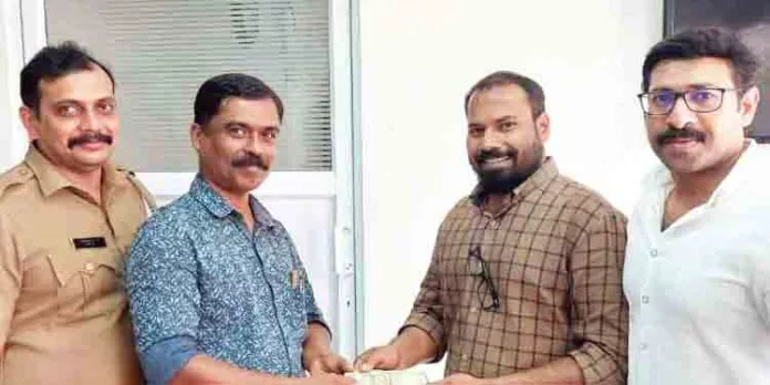 പണം നഷ്ടപ്പെട്ട പരാതിയുമായി പോലീസ് സ്റ്റേഷനിലെത്തിയയാളെ കാത്ത് പണം സ്റ്റേഷനില് പണം നഷ്ടപ്പെട്ട പരാതിയുമായി പോലീസ് സ്റ്റേഷനിലെത്തിയയാളെ കാത്ത് പണം സ്റ്റേഷനില്