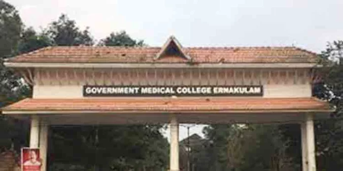 കളമശ്ശേരി വ്യാജ ജനന സർട്ടിഫിക്കറ്റ് വിവാദവുമായി ബന്ധപ്പെട്ട കുഞ്ഞിനെ സിഡബ്ല്യൂസിക്ക് മുന്നിൽ ഹാജരാക്കി കളമശ്ശേരി വ്യാജ ജനന സർട്ടിഫിക്കറ്റ് വിവാദവുമായി ബന്ധപ്പെട്ട കുഞ്ഞിനെ സിഡബ്ല്യൂസിക്ക് മുന്നിൽ ഹാജരാക്കി