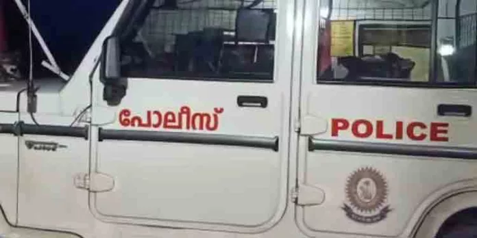 പണം വെച്ച് ചീട്ട് കളി നടത്തിയ സംഘത്തെ പിടികൂടാനെത്തിയ പോലീസ് ഉദ്യോഗസ്ഥന് കുത്തേറ്റു പണം വെച്ച് ചീട്ട് കളി നടത്തിയ സംഘത്തെ പിടികൂടാനെത്തിയ പോലീസ് ഉദ്യോഗസ്ഥന് കുത്തേറ്റു