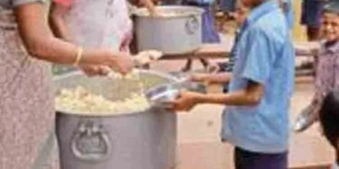 ഉച്ചഭക്ഷണം പാചകംചെയ്തു നല്കുന്നതിന് നിശ്ചയിച്ചിട്ടുള്ള തുക കഴിഞ്ഞ ഒക്ടോബര് ഒന്നിന് വര്ധിപ്പിച്ചിട്ടുണ്ടെന്ന് കേന്ദ്ര വിദ്യാഭ്യാസമന്ത്രി ഉച്ചഭക്ഷണം പാചകംചെയ്തു നല്കുന്നതിന് നിശ്ചയിച്ചിട്ടുള്ള തുക കഴിഞ്ഞ ഒക്ടോബര് ഒന്നിന് വര്ധിപ്പിച്ചിട്ടുണ്ടെന്ന് കേന്ദ്ര വിദ്യാഭ്യാസമന്ത്രി