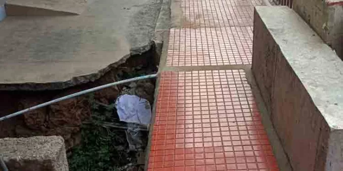 സംസ്ഥാനപാതയിൽ കൈവരി ഇല്ലാത്തത് കാൽനടയാത്രക്കാർക്ക് ഭീഷണിയാകുന്നു സംസ്ഥാനപാതയിൽ കൈവരി ഇല്ലാത്തത് കാൽനടയാത്രക്കാർക്ക് ഭീഷണിയാകുന്നു