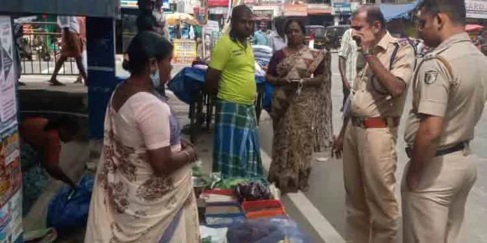 ഇട്ടിയപ്പാറയിലും പരിസര പ്രദേശങ്ങളിലുമുള്ള അനധികൃത വ്യാപാരങ്ങള് ഒഴിപ്പിച്ച് പഴവങ്ങാടി പഞ്ചായത്ത് ഭരണസമതി ഇട്ടിയപ്പാറയിലും പരിസര പ്രദേശങ്ങളിലുമുള്ള അനധികൃത വ്യാപാരങ്ങള് ഒഴിപ്പിച്ച് പഴവങ്ങാടി പഞ്ചായത്ത് ഭരണസമതി